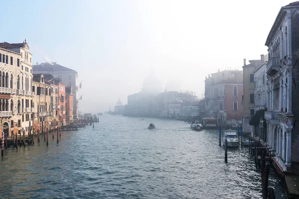 Grand Canal et Basilique Santa Maria della Salute dans le brouillard hivernal, Venise Italie . — Photo