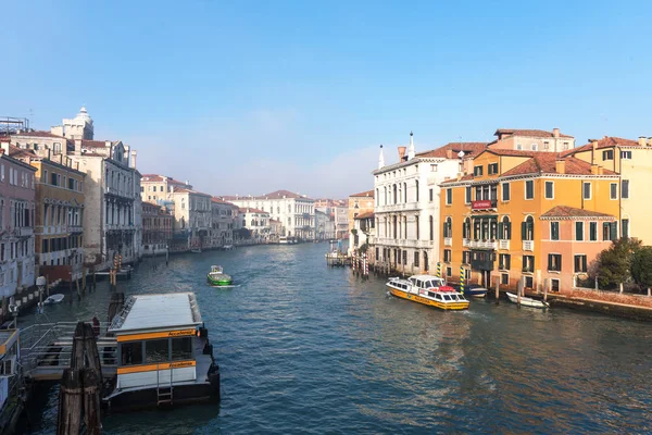 Venise, Italie - 29 décembre 2018 : Vue panoramique du célèbre Grand Canal en hiver à Venise, Italie . — Photo