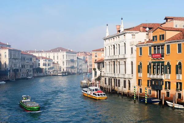 Venise, Italie - 29 décembre 2018 : Vue panoramique du célèbre Grand Canal en hiver à Venise, Italie . — Photo