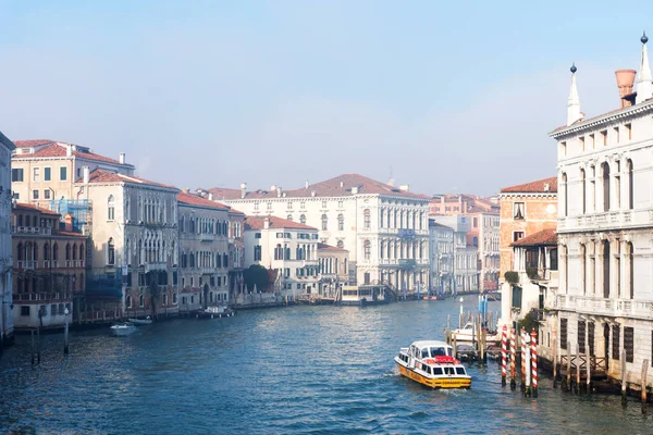 Venise, Italie - 29 décembre 2018 : Vue panoramique du célèbre Grand Canal en hiver à Venise, Italie . — Photo