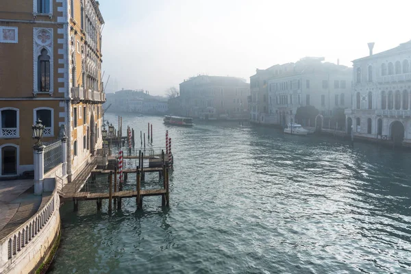 Vue panoramique du célèbre Grand Canal en hiver à Venise, Italie . — Photo