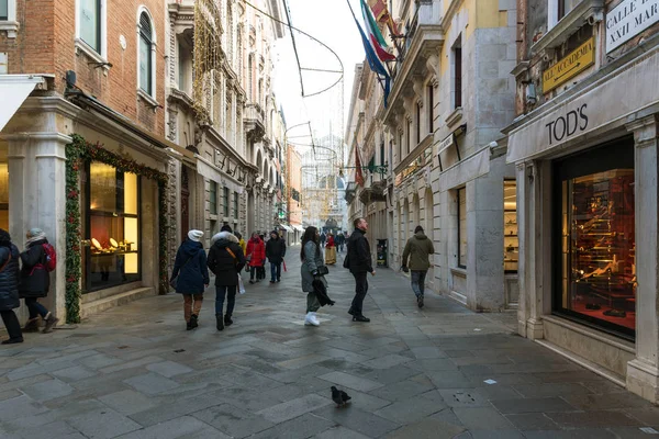 Venedik, İtalya - 29 Aralık 2018: Noel süslemeleri ile kışın güzel ve yaya sokak Calle Larga Xxii Marzo.