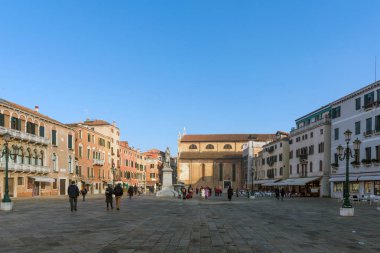 Venedik, İtalya - 29 Aralık 2018: Campo Santo Stefano meydanı, Kışın Venedik,İtalya'da Nicolo Tommaseo anıtı ile.