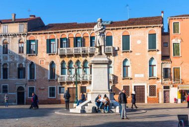 Venedik, İtalya - 29 Aralık 2018: Campo Santo Stefano meydanı, Kışın Venedik,İtalya'da Nicolo Tommaseo anıtı ile.