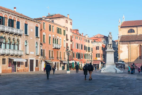 Venedik, İtalya - 29 Aralık 2018: Campo Santo Stefano meydanı, Kışın Venedik,İtalya'da Nicolo Tommaseo anıtı ile.