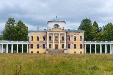 Tver bölgesinde Manor Znamenskoye Raek güzel yaz havadan görünümü, Rusya.