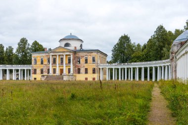 Tver bölgesinde Manor Znamenskoye Raek güzel yaz havadan görünümü, Rusya.