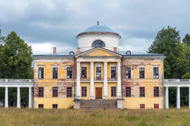 Tver bölgesinde Manor Znamenskoye Raek güzel yaz havadan görünümü, Rusya.