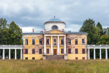 Tver bölgesinde Manor Znamenskoye Raek güzel yaz havadan görünümü, Rusya.