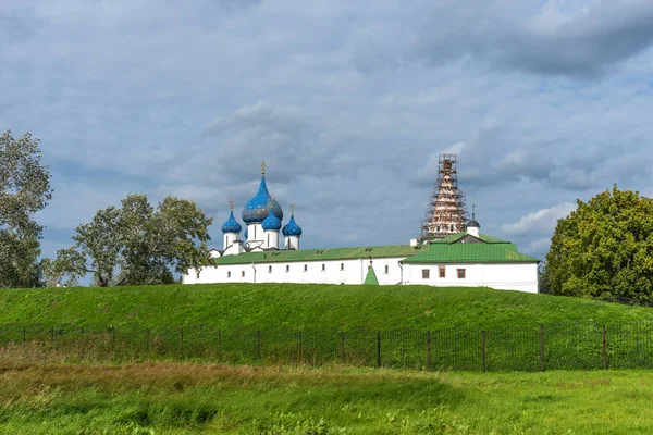 Panoramiczny widok na Kreml Suzdal w Suzdal, Rosja. Złoty pierścień Rosji — Zdjęcie stockowe