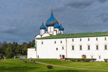 Suzdal, Rusya - 24 Ağustos 2019: Suzdal Kremlin'in Suzdal, Rusya'daki panoramik manzarası. Rusya'nın Altın Yüzüğü