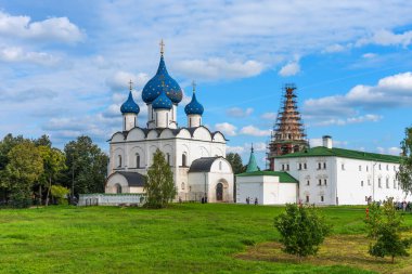 Suzdal, Rusya - 24 Ağustos 2019: Suzdal Kremlin'in Suzdal, Rusya'daki panoramik manzarası. Rusya'nın Altın Yüzüğü