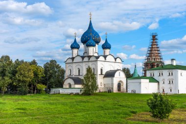 Suzdal, Rusya - 24 Ağustos 2019: Suzdal Kremlin'in Suzdal, Rusya'daki panoramik manzarası. Rusya'nın Altın Yüzüğü