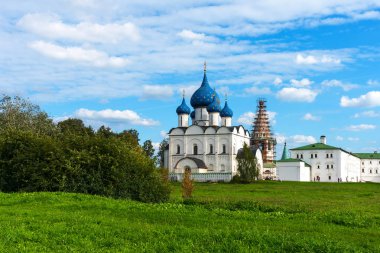 Suzdal, Rusya - 24 Ağustos 2019: Suzdal Kremlin'in Suzdal, Rusya'daki panoramik manzarası. Rusya'nın Altın Yüzüğü