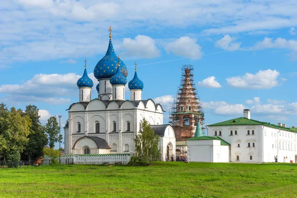 Suzdal, Rusya - 24 Ağustos 2019: Suzdal Kremlin'in Suzdal, Rusya'daki panoramik manzarası. Rusya'nın Altın Yüzüğü — Stok fotoğraf