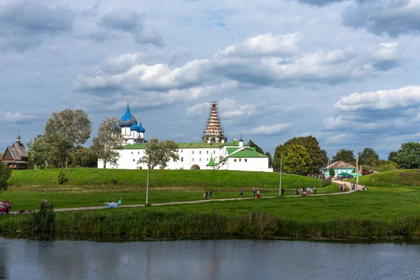 Suzdal, Rosja-sierpień, 24 2019: panoramiczny widok na Kreml Suzdal w Suzdal, Rosja. Złoty pierścień Rosji — Zdjęcie stockowe