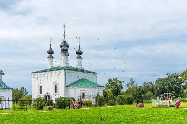 Suzdal, Rosja-sierpień, 24 2019: malowniczy widok na letni kościół w Niedzielę Palmową w Suzdal w Rosji. Złoty pierścień Rosji. — Zdjęcie stockowe