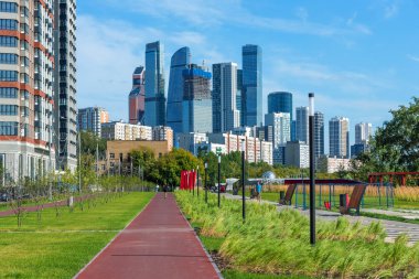 Moskova, Rusya - 11 Ağustos 2019: Başkent Serdtse Stolitsy arka plan Moskova Şehri ve Moskova Nehri Konut kompleksi Heart yakınlarındaki Shelepikhinskaya dolgu panoramik görünümü.