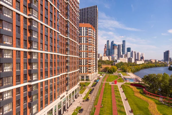 Moskova, Rusya - 11 Ağustos 2019: Başkent Serdtse Stolitsy arka plan Moskova Şehri ve Moskova Nehri Konut kompleksi Heart yakınlarındaki Shelepikhinskaya dolgu panoramik görünümü.