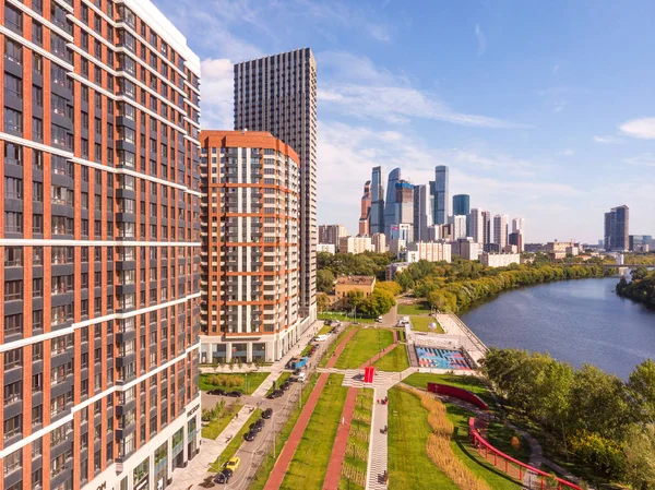 Moskova, Rusya - 11 Ağustos 2019: Başkent Serdtse Stolitsy arka plan Moskova Şehri ve Moskova Nehri Konut kompleksi Heart yakınlarındaki Shelepikhinskaya dolgu panoramik görünümü.