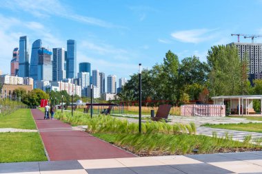 Moskova, Rusya - 11 Ağustos 2019: Başkentin Konut kompleksi Heart yakınlarındaki Shelepikhinskaya setinin panoramik manzarası (Serdtse Stolitsy) arka plan Moskova Şehri ve Moskova Nehri.