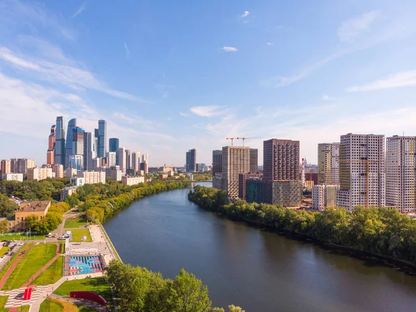 Moscou, Rússia - 11 de agosto de 2019: Vista panorâmica do aterro de Shelepikhinskaya perto do complexo residencial Coração da capital (Serdtse Stolitsy) fundo Cidade de Moscou e Rio de Moscou . — Fotografia de Stock