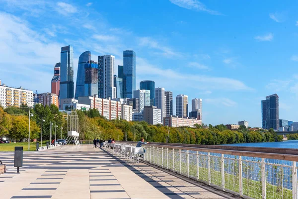 Moskova, Rusya - 11 Ağustos 2019: Başkentin Konut kompleksi Heart yakınlarındaki Shelepikhinskaya setinin panoramik manzarası (Serdtse Stolitsy) arka plan Moskova Şehri ve Moskova Nehri.