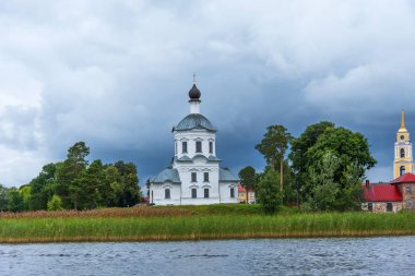 Seliger Gölü 'ndeki Nilo Stolobensky Manastırı, Tver Bölgesi, Rusya. Nilo Stolobensky Manastırı Panoramik Manastırı, Tver Bölgesi, Rusya.
