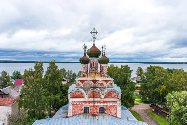 Malerische Luftaufnahme der orthodoxen Kathedrale mit Blick auf den Seliger See in Ostaschkow, Tver-Region, Russland. malerische Sommer Ansicht der Dreifaltigkeitskathedrale in Ostaschkow. — Stockfoto