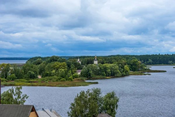 Panoramablick auf das historische Stadtzentrum und den Seliger See in Ostaschkow, Tver-Region, Russland. malerische Luftaufnahme des Seliger Sees in Ostaschkow. — Stockfoto