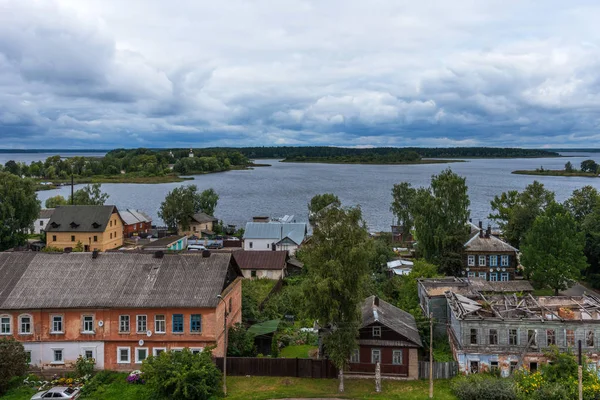 Panoramablick auf das historische Stadtzentrum und den Seliger See in Ostaschkow, Tver-Region, Russland. malerische Luftaufnahme des Seliger Sees in Ostaschkow. — Stockfoto
