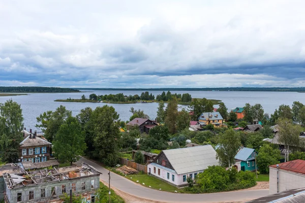 Vista panorámica del centro histórico de la ciudad y el lago Seliger en Ostashkov, región de Tver, Rusia. Pintoresca vista aérea del lago Seliger en Ostashkov . — Foto de Stock