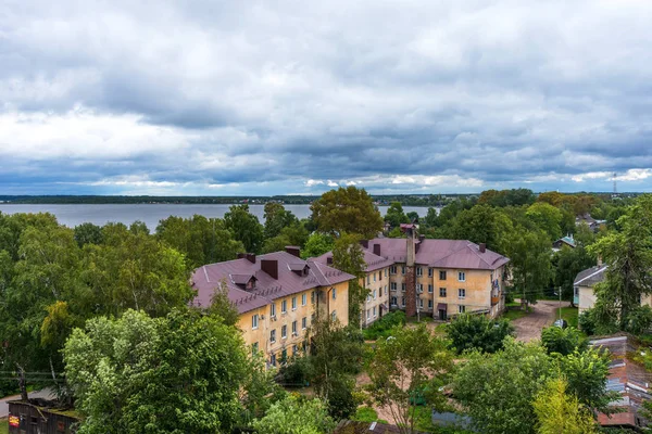 Panoramatický výhled na historické centrum města a jezero Seliger v Ostashkově, region Tver, Rusko. Malebný letecký pohled na jezero Seliger v Ostashkově. — Stock fotografie