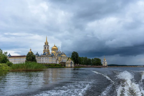 Vue pittoresque du monastère de Nilo Stolobensky sur le lac Seliger, région de Tver, Russie. Vue panoramique du monastère de Nilo Stolobensky, région de Tver, Russie . — Photo