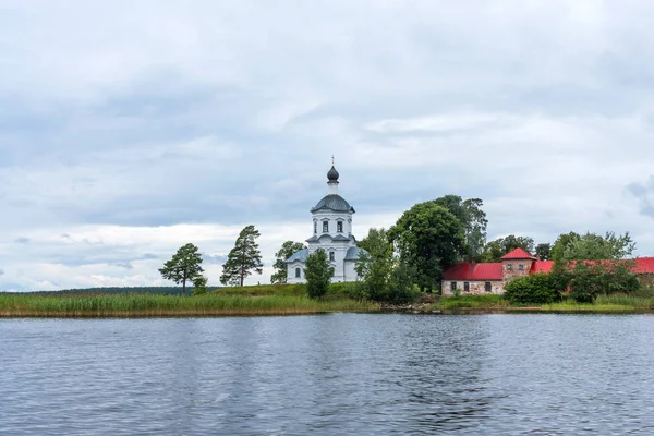 Malowniczy widok na klasztor Nilo Stolobensky nad jeziorem Seliger, region Twer, Rosja. Panoramiczny widok na klasztor Nilo Stolobensky, obwód twerski, Rosja. — Zdjęcie stockowe