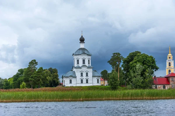 Malowniczy widok na klasztor Nilo Stolobensky nad jeziorem Seliger, region Twer, Rosja. Panoramiczny widok na klasztor Nilo Stolobensky, obwód twerski, Rosja. — Zdjęcie stockowe