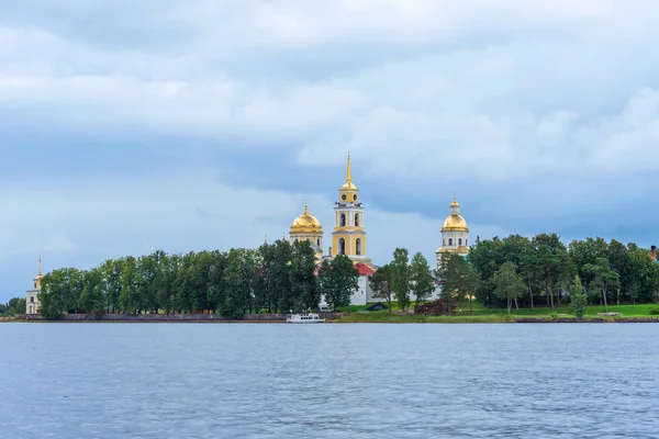 Vue pittoresque du monastère de Nilo Stolobensky sur le lac Seliger, région de Tver, Russie. Vue panoramique du monastère de Nilo Stolobensky, région de Tver, Russie . — Photo
