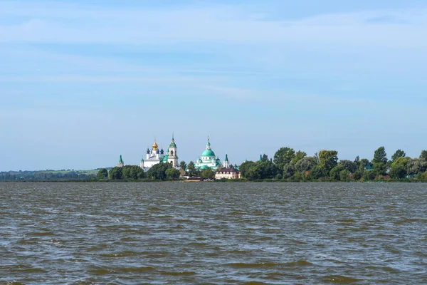 Schilderachtig uitzicht vanuit de lucht op het klooster Spaso-Yakovlevsky in Rostov, Rusland. De Gouden Ring van Rusland. — Stockfoto