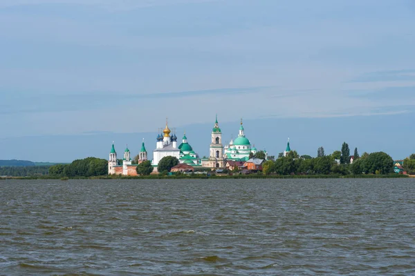 Schilderachtig uitzicht vanuit de lucht op het klooster Spaso-Yakovlevsky in Rostov, Rusland. De Gouden Ring van Rusland. — Stockfoto