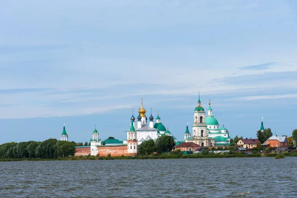 Schilderachtig uitzicht vanuit de lucht op het klooster Spaso-Yakovlevsky in Rostov, Rusland. De Gouden Ring van Rusland. — Stockfoto