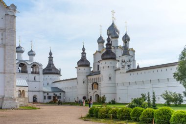 Rostov, Rusya - 24 Ağustos 2019: Rostov, Rusya 'daki Rostov Kremlin manzarası. Rusya 'nın Altın Yüzüğü.