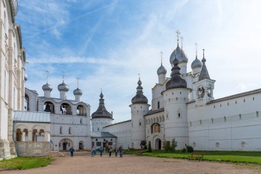 Rostov, Rusya - 24 Ağustos 2019: Rostov, Rusya 'daki Rostov Kremlin manzarası. Rusya 'nın Altın Yüzüğü.