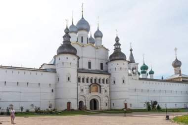Rostov, Rusya - 24 Ağustos 2019: Rostov, Rusya 'daki Rostov Kremlin manzarası. Rusya 'nın Altın Yüzüğü.