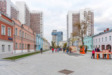 Moskova, Rusya - 5 Ekim 2019: Şkolnaya sokağı Moskova 'da düzenlenen Altın Sonbahar Festivali sırasında. Yeniden yapılanmadan sonra Şkolnaya Caddesi.
