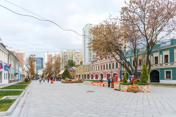 Moskva, Rusko - říjen, 5 2019: Ulice Shkolnaya během festivalu Zlatý podzim v Moskvě. Pěší ulice Shkolnaya po rekonstrukci. — Stock fotografie