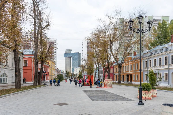 Moscou, Rússia - 5 de outubro de 2019: Shkolnaya street during the festival Golden Autumn in Moscow. Pedestre rua Shkolnaya após a reconstrução . — Fotografia de Stock