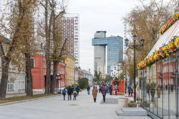 Moskou, Rusland - 5 oktober 2019: Shkolnaya straat tijdens het festival Golden Autumn in Moskou. Voetgangers Shkolnaya straat na de wederopbouw. — Stockfoto