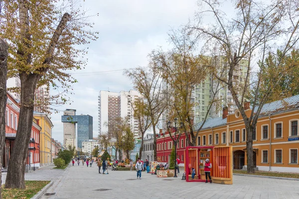 Mosca, Russia - 5 ottobre 2019: via Shkolnaya durante il festival Autunno d'oro a Mosca. Strada pedonale Shkolnaya dopo la ricostruzione . — Foto Stock