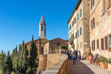 Pienza, İtalya - 4 Ocak 2019: Noel süslemeleri ile güzel Pienza caddesi. Toskana, İtalya