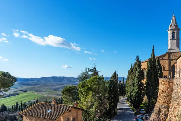 Pienza, Itália - 4 de janeiro de 2019: Bela rua de Pienza com decorações de Natal. Toscana, Itália — Fotografia de Stock